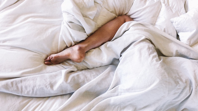 Tyngdedyne dame sover med ben ude